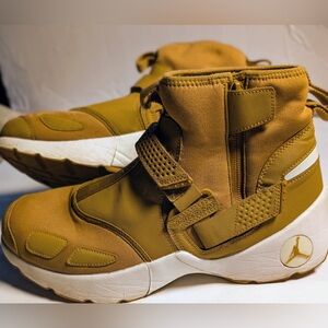 Nike Jordan Trunner LX High
Men’s size 11 Gilden Harvest Colorway